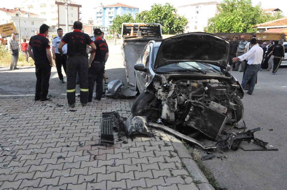 Mahalle Arasında Feci Kaza, Araçlardan Biri Eve Çarparak Durabildi: 4 Yaralı