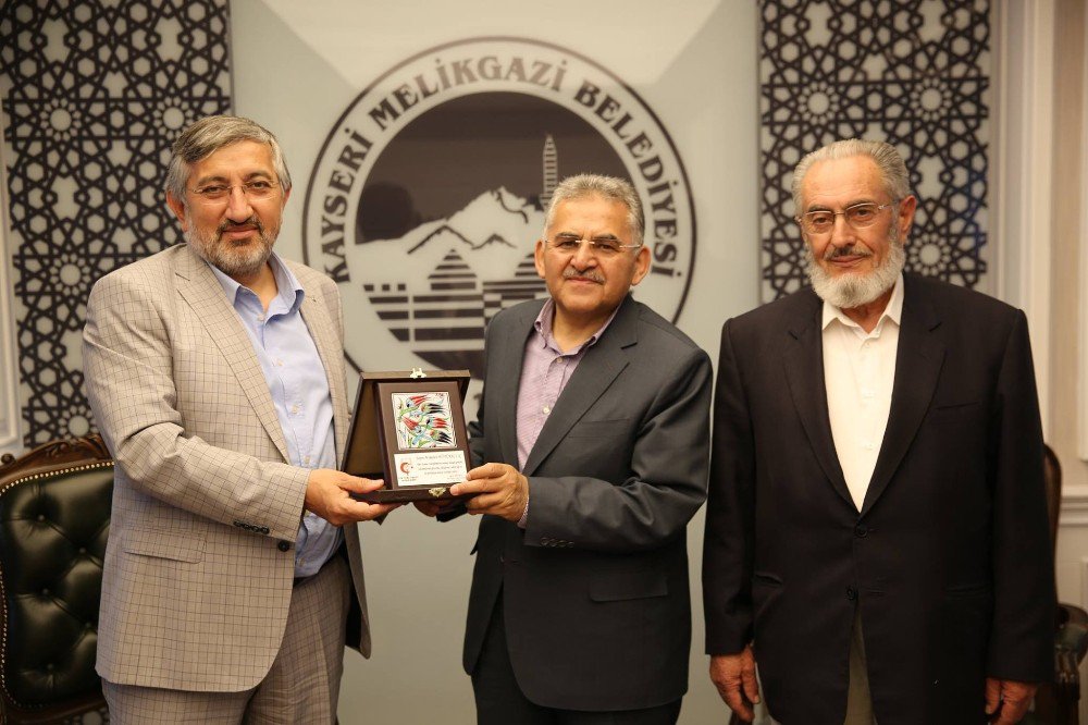 İlim Yayma Cemiyeti’nden Büyükkılıç’a Plaket