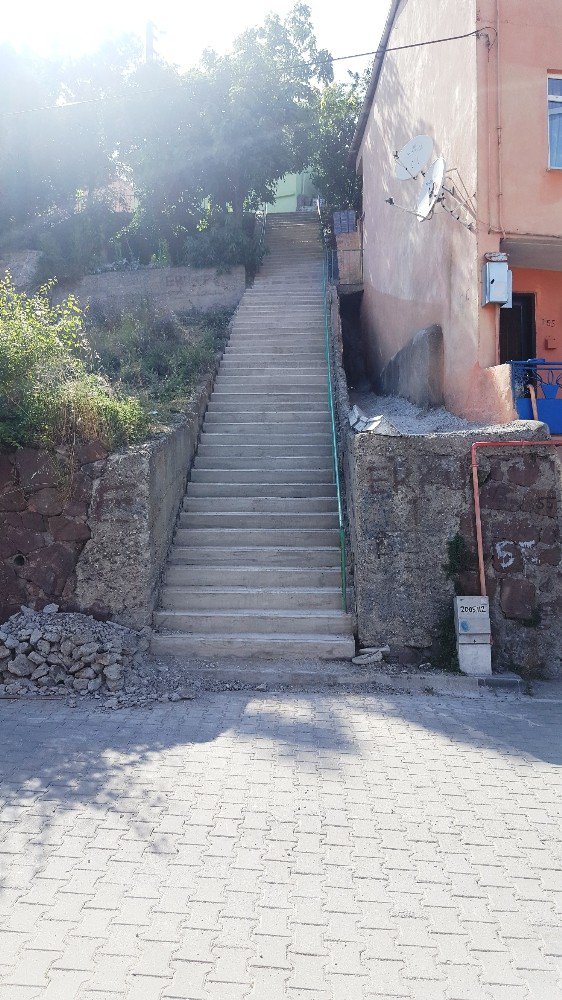 İzmit Belediyesi Yol Çalışmalarını Sürdürüyor