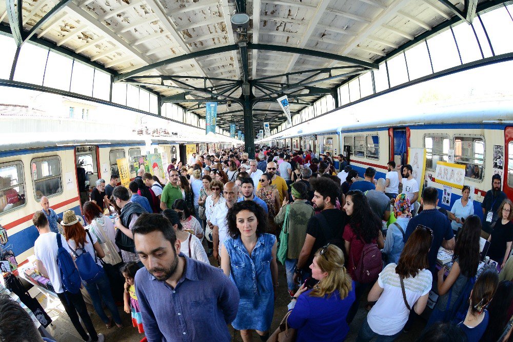 Chp Genel Başkanı Kemal Kılıçdaroğlu, Kadıköy Belediyesi’nin Haydarpaşa Garı’nda Düzenlediği Kitap Günleri’ni Ziyaret Etti.