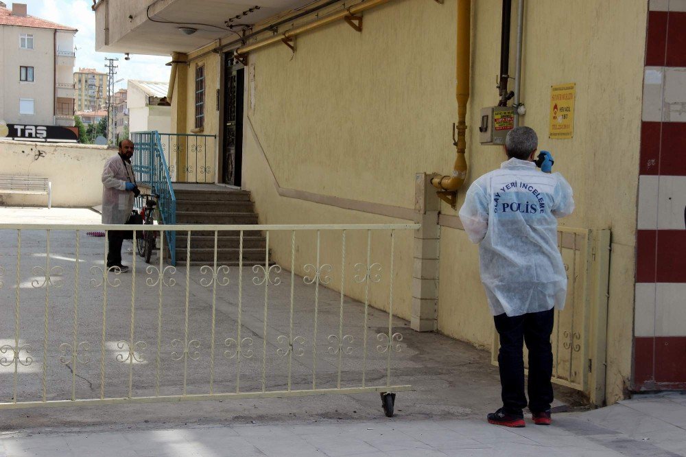 Kendisini Gardıroba Asarak İntihar Etti