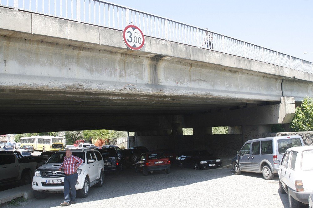 Sanayi Girişlerine Park Edilen Araçlar Esnafı Zorda Bırakıyor