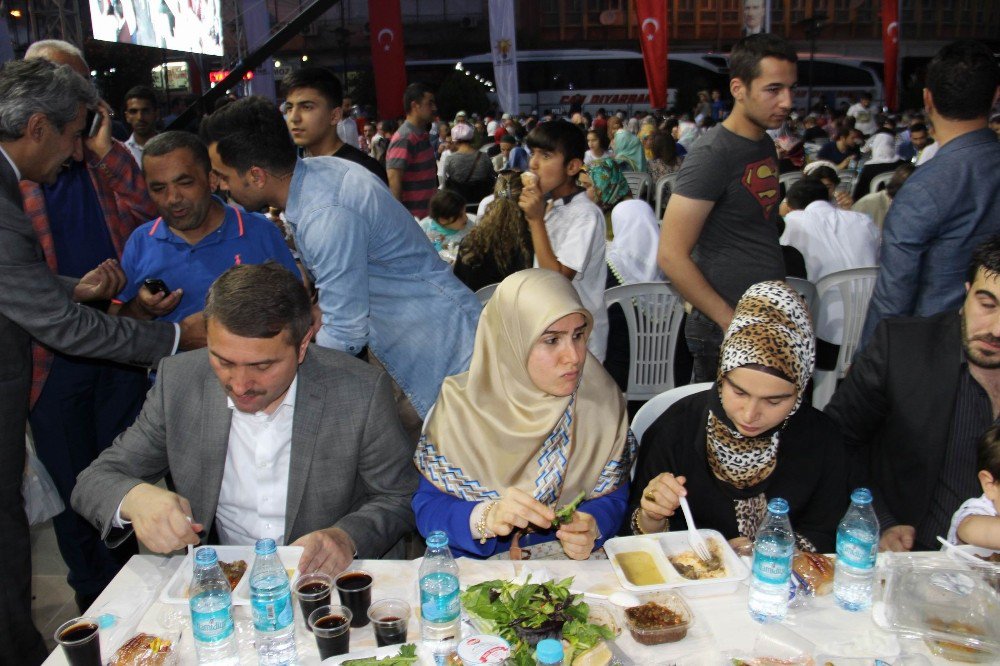 Diyarbakır’da Binlerce Kişi Kardeşlik Sofrasında Buluştu