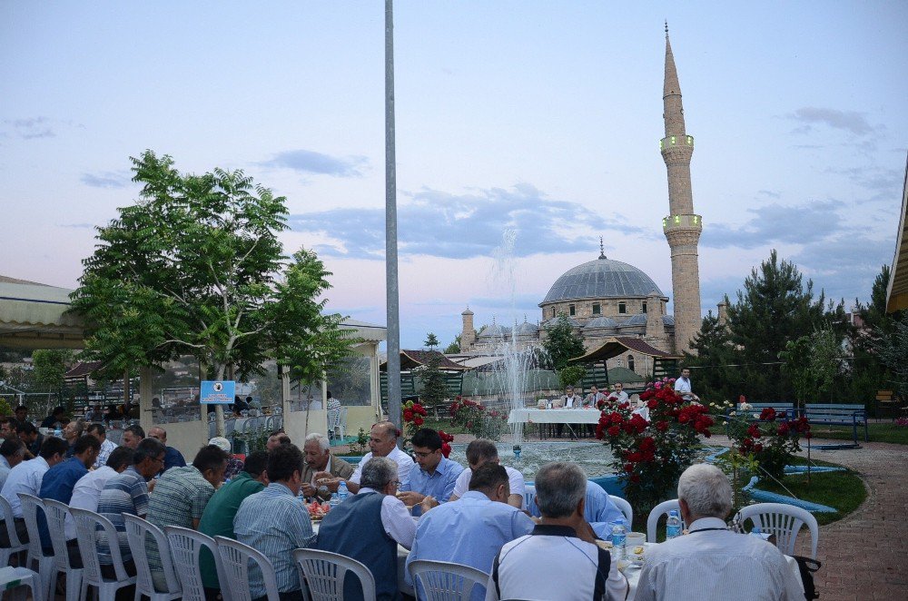 Başkan Eser Belediye Çalışanları İle İftarda Bir Araya Geldi