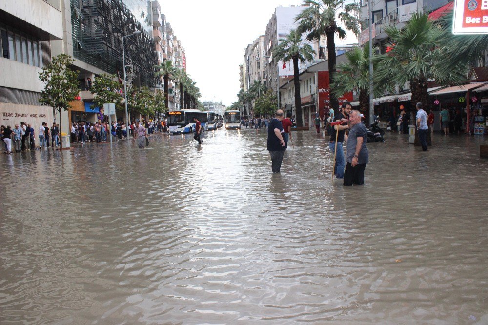 Denizli’de Sağanak Yağış Yolları Göle Çevirdi