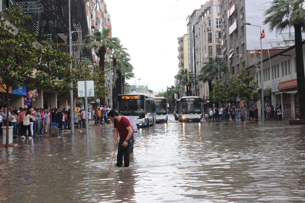 Denizli’de Sağanak Yağış Yolları Göle Çevirdi