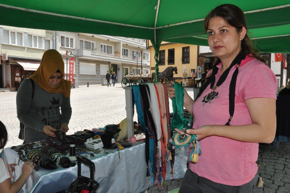 İğne Oyası Şekil Değiştirip Takıya Dönüştü