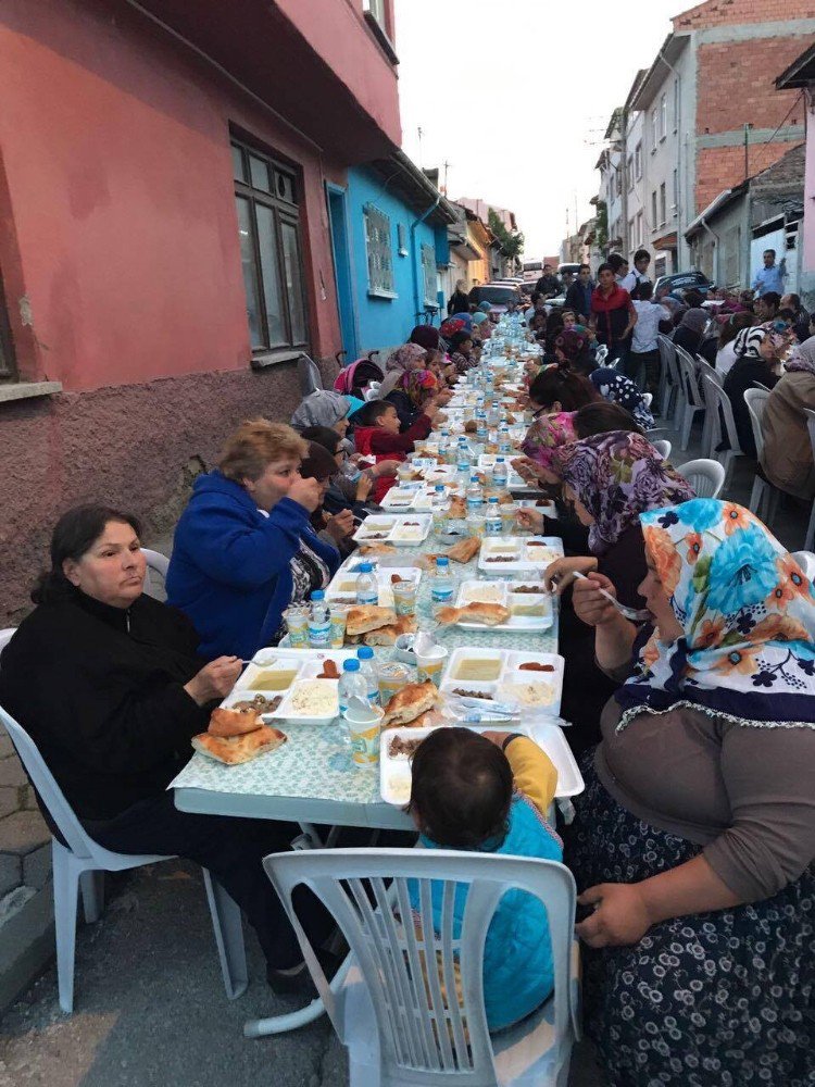 Eskişehir Asarcıklılar Derneği’nden Eskişehir’de Bulunan Bileciklilere İftar Yemeği