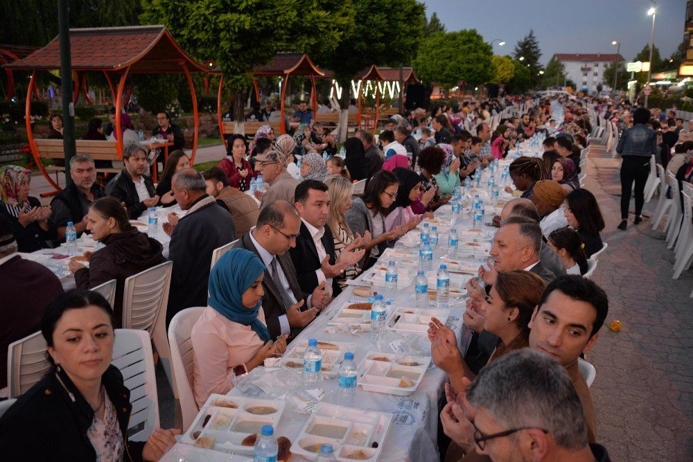 Bozüyük Belediyesi Yetimler Günü İftarı Yoğun Bir Katılımla Gerçekleştirildi