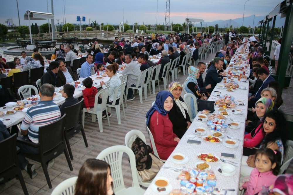 Karaman Belediyesi, Öksüz Ve Yetimlere İftar Yemeği Verdi