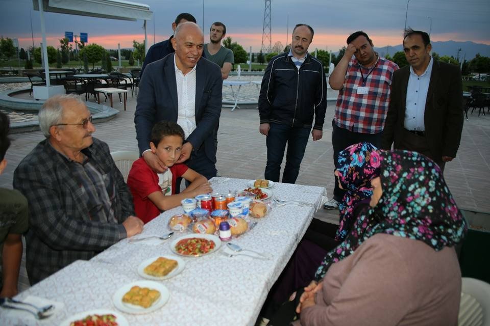 Karaman Belediyesi, Öksüz Ve Yetimlere İftar Yemeği Verdi