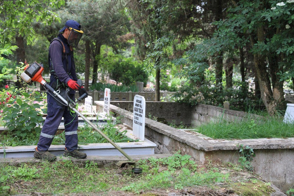 Mezarlıklarda Temizlik Çalışmaları Yapılıyor