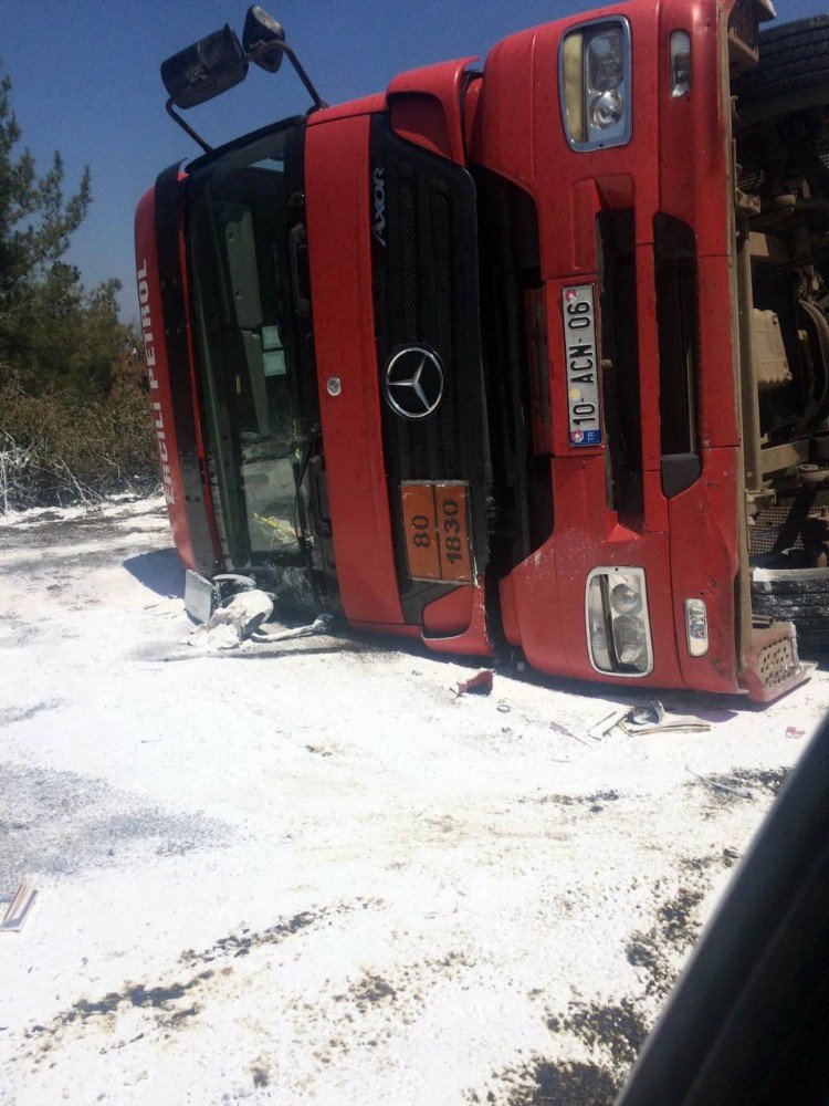 Tanker Devrildi, 25 Ton Asit Çevreye Saçıldı