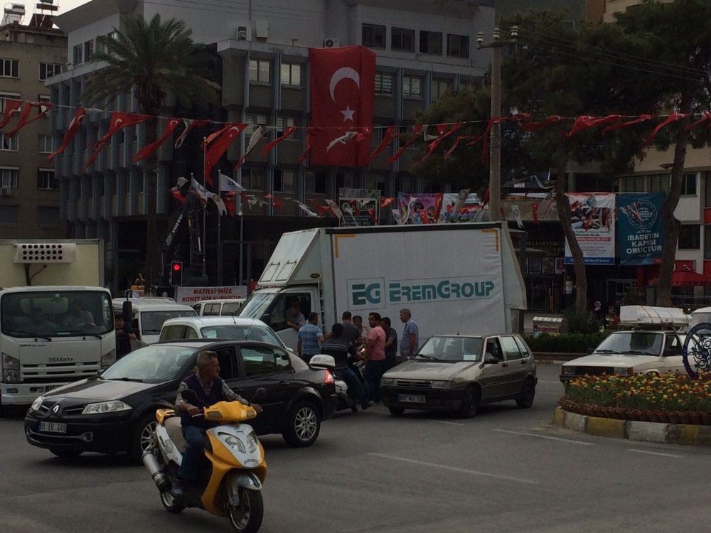 Nazilli’de Kaza Trafiği Kilitledi