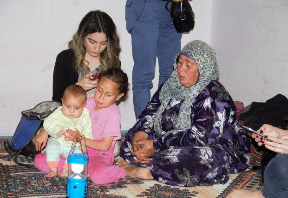 Haluk Levent’in Sosyal Medya Grubu Suriyeli Yoksul Aile İle İftar Yaptı