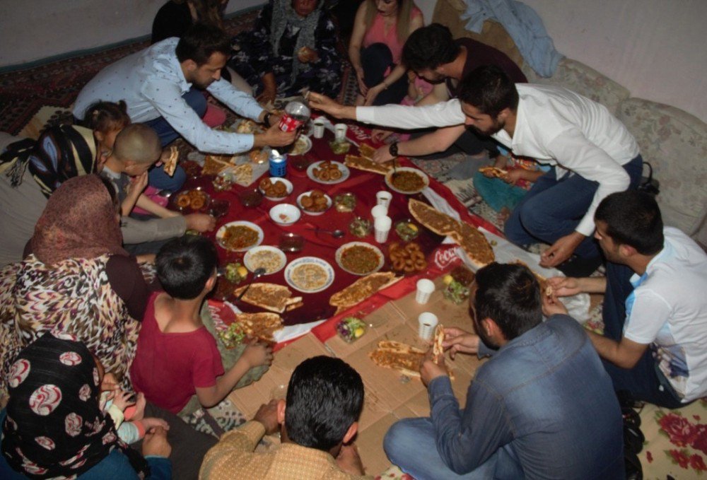 Haluk Levent’in Sosyal Medya Grubu Suriyeli Yoksul Aile İle İftar Yaptı