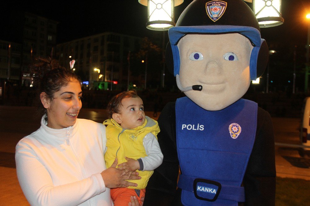 Sivas’ta Polisten Vatandaşlara Maskotlu Uyarı