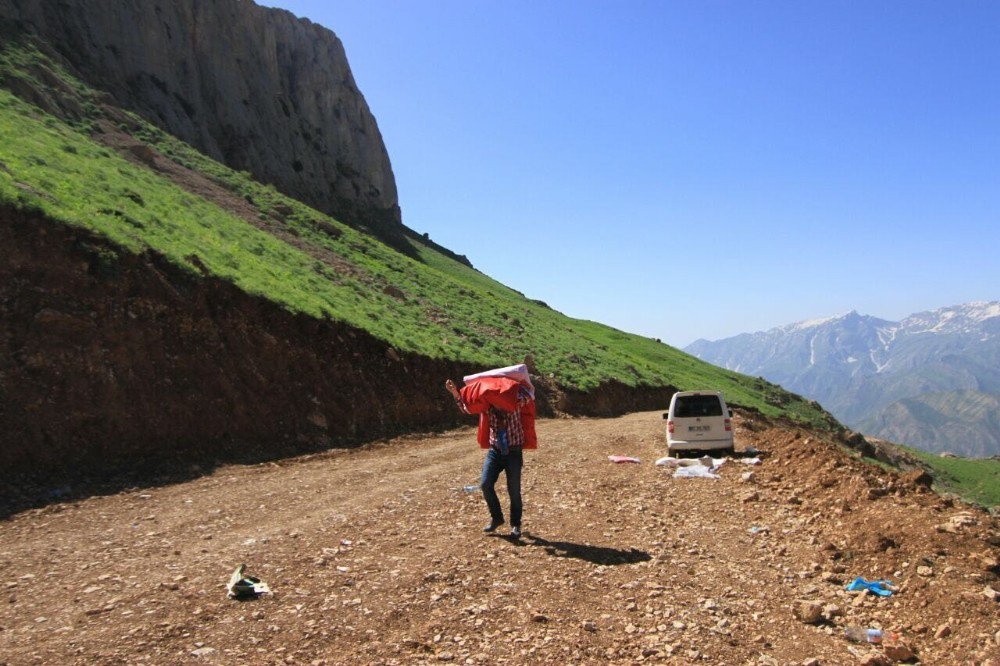 Trabzonlu Vatandaş Mehmetçiğe Moral İçin Kato Dağı’na Türk Bayrakları Çekti