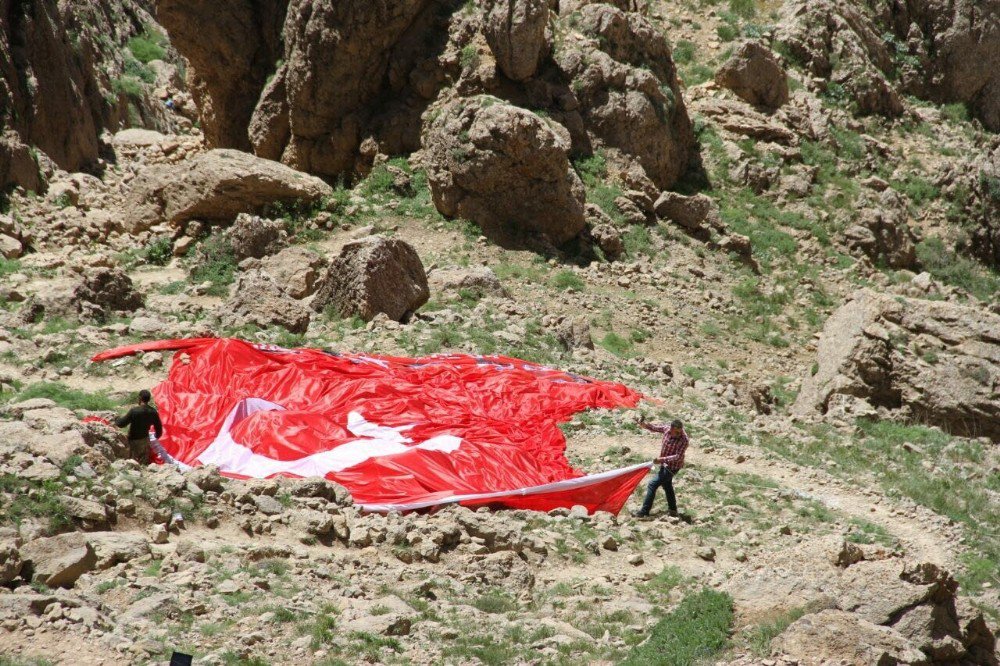 Trabzonlu Vatandaş Mehmetçiğe Moral İçin Kato Dağı’na Türk Bayrakları Çekti