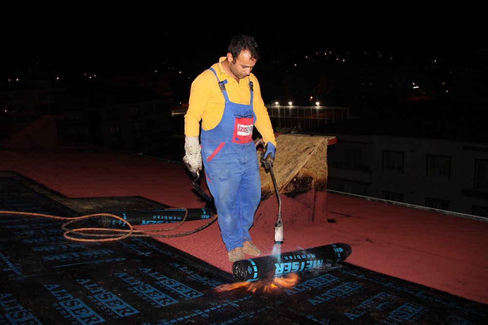 Aya Çıkmayı Hayal Ediyordu, Çatılardan İnmiyor