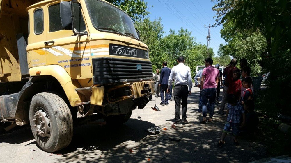 Gevaş’ta Trafik Kazası Ucuz Atlatıldı