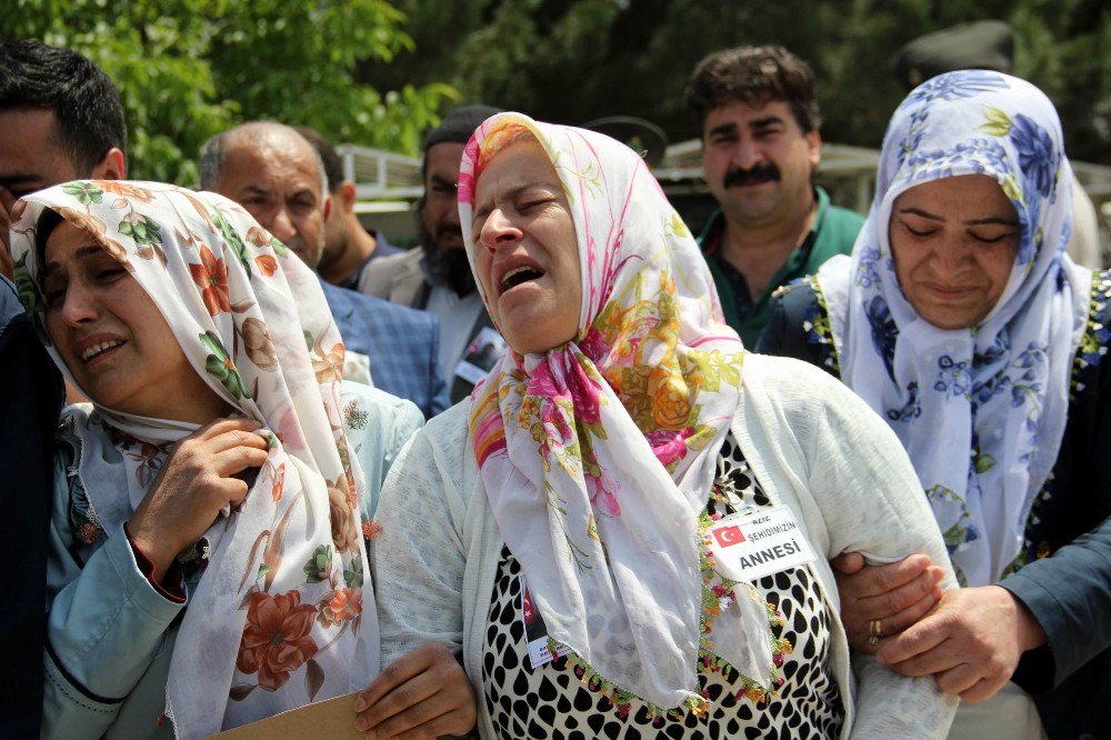 Oğlunun Cenazesinde Kürtçe Ağıt Yakıp Gözyaşı Döktü