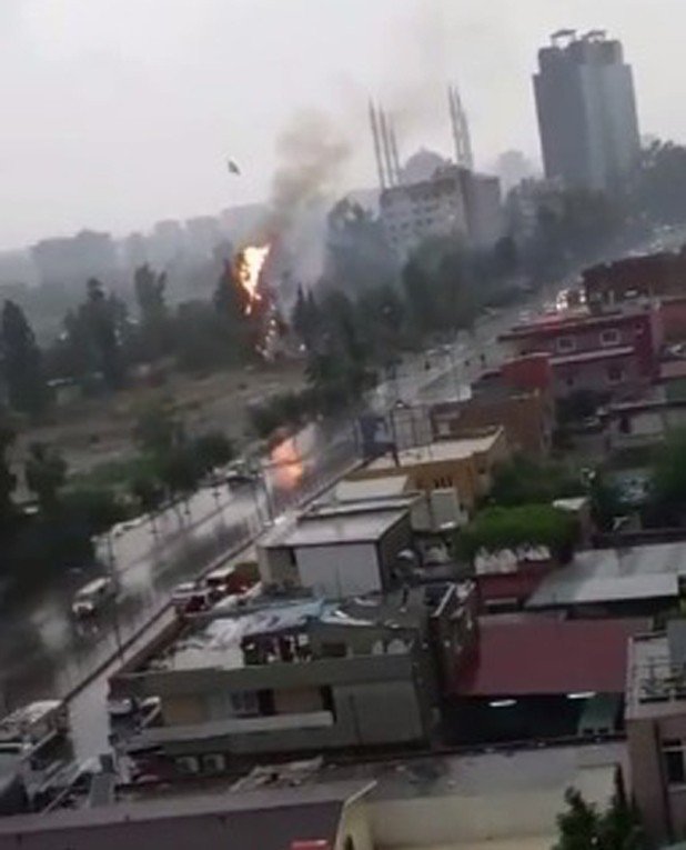 Adana’da Yollar Göle Döndü, Hastane Bahçesindeki Ağaca Yıldırım Düştü