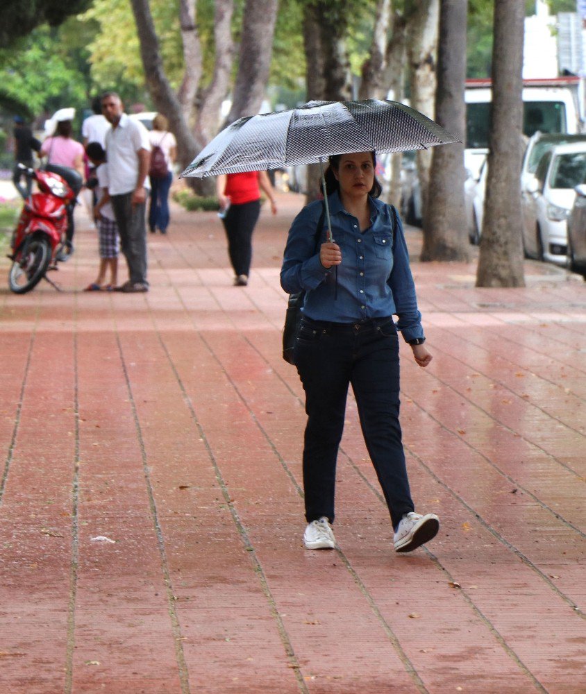 Adana’da Aniden Bastıran Yaz Yağmuru Hazırlıksız Yakaladı