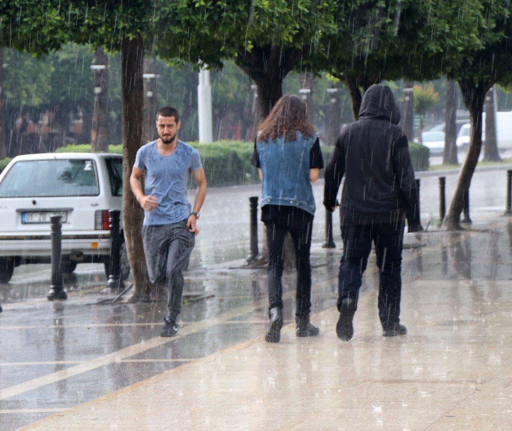 Adana’da Aniden Bastıran Yaz Yağmuru Hazırlıksız Yakaladı