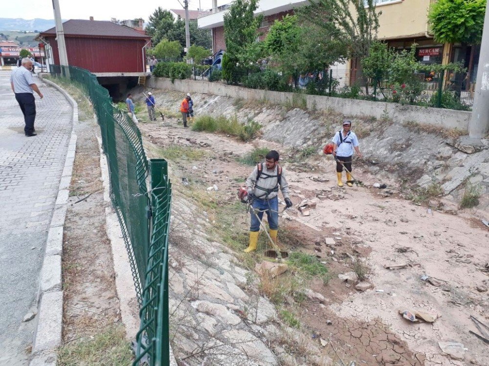 Gölbaşı İlçesinde Dere Yatakları Temizleniyor