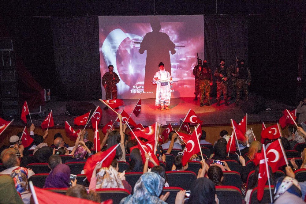 Ahlat’ta "Gözyaşı Geceleri" Gösterisi Büyük İlgi Gördü