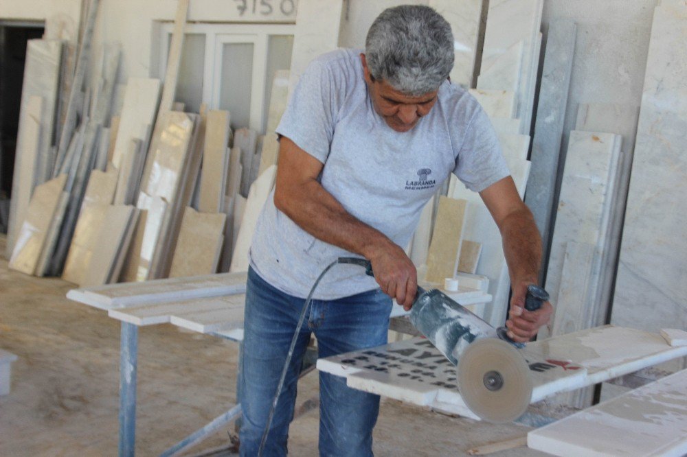 40 Yıllık Mezarcı Gördüğü Rüyadan Sonra Yaşayanlara Mezar Yapmıyor