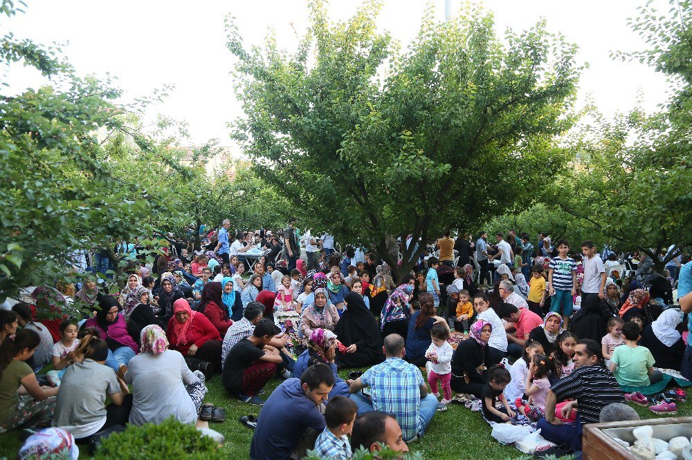 Bağcılar’da Kayısı Bahçesi’nde İftar