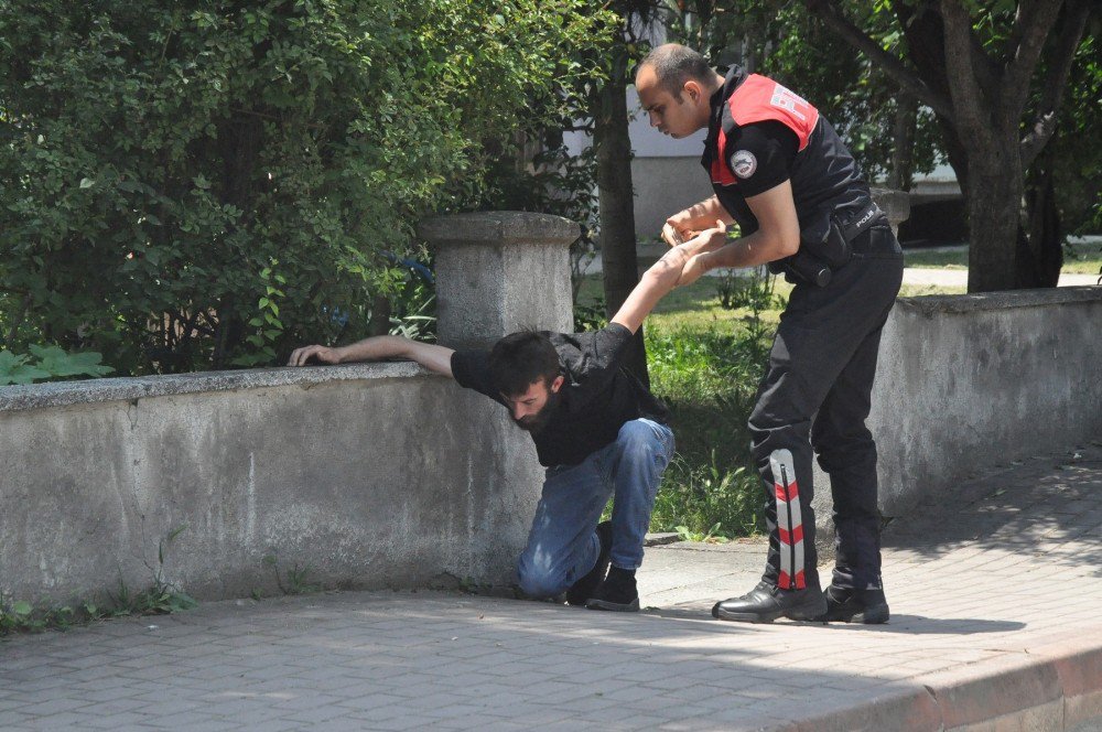 Polisten Kaçmaya Çalışan Uyuşturucu Zanlısı Kıskıvrak Yakalandı