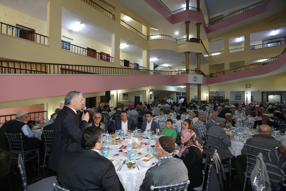 Başkan Çelik Huzurevi’nde İftar Açtı