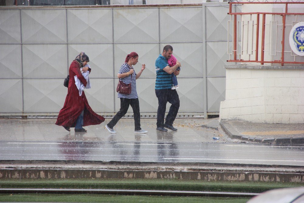 Gaziantep’te Vatandaşlar Aniden Bastıran Yağışa Hazırlıksız Yakaladı