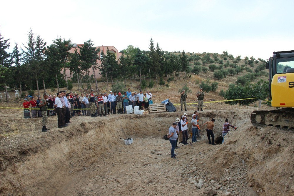 Kaya Mezarları Bulunan Cami İnşaat Alanına Akın Ettiler