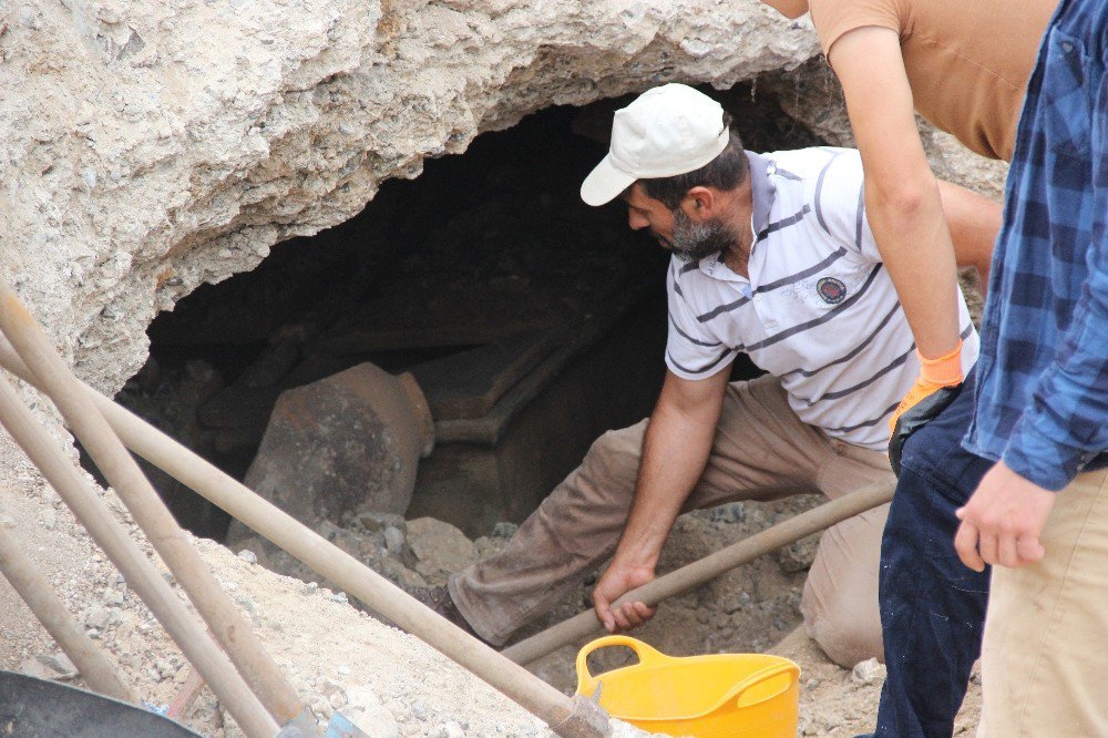 Kaya Mezarları Bulunan Cami İnşaat Alanına Akın Ettiler