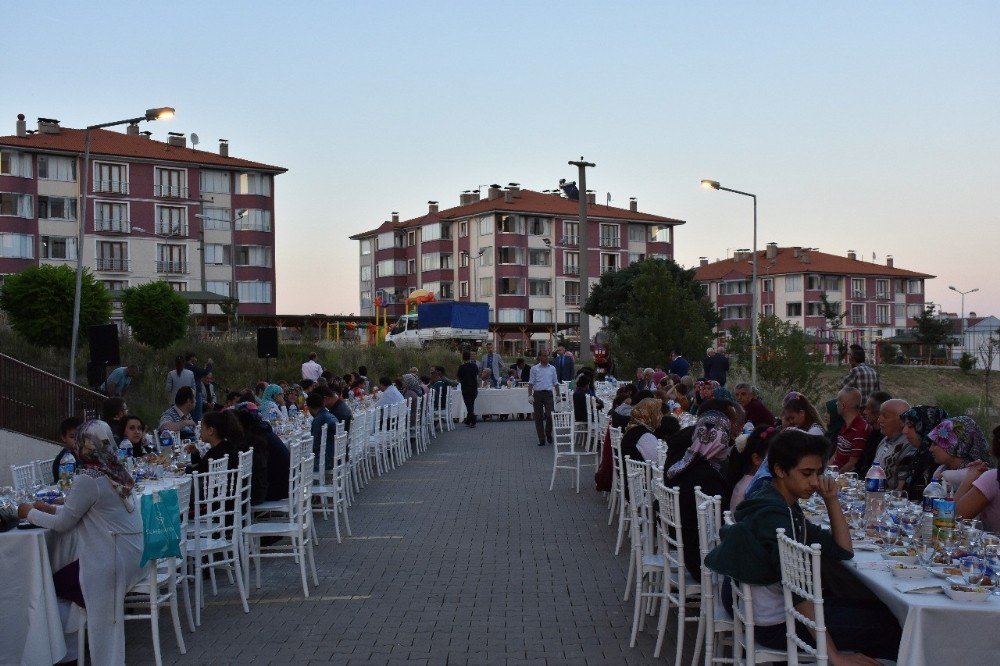 Vali Aktaş, Toki Sakinleri İle İftarda Buluştu