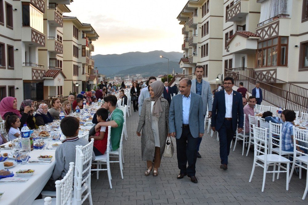 Vali Aktaş, Toki Sakinleri İle İftarda Buluştu