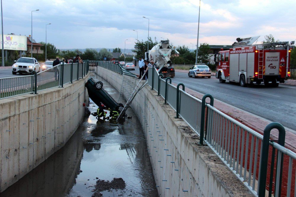 Yoldan Çıkan Otomobil Kanala Düştü