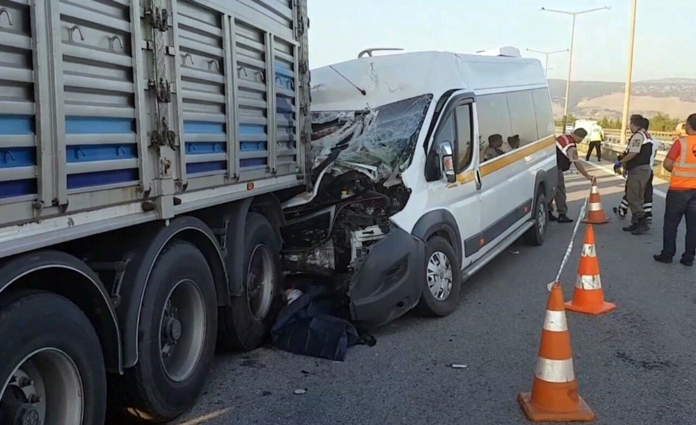 Arızalanan Araca Müdahale Edenlere Minibüs Çarptı: 2 Ölü