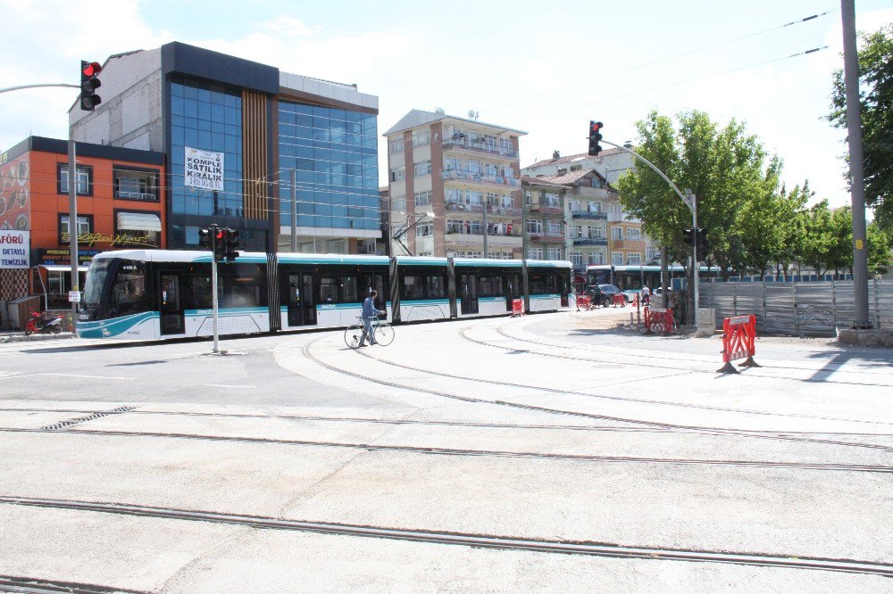 (Yarın)tramvay Yoluna Park Eden Araç Test Sürüşlerini Durdurdu