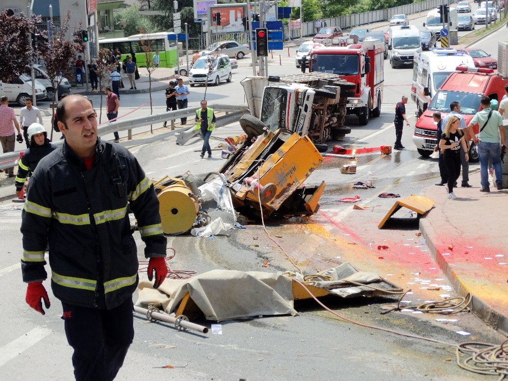 Freni Patlayan Kamyonet Dehşet Saçtı: 4 Yaralı