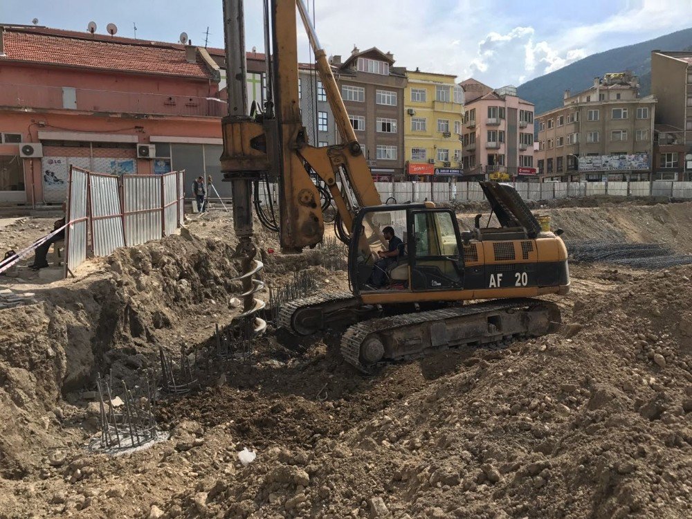 Başkan Akkaya, Dudu Kadın Çarşısı İnşaatında İncelemelerde Bulundu