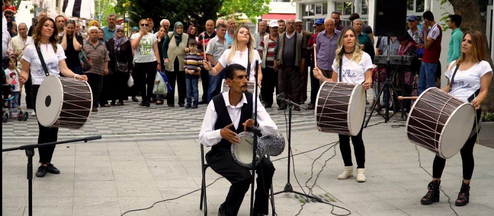 Kadın Davulcular Erkeklere Taş Çıkarıyor