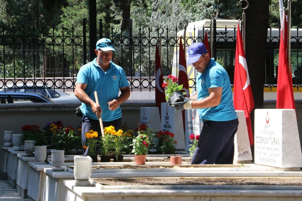 Manisa’da Şehitliklere Bakım