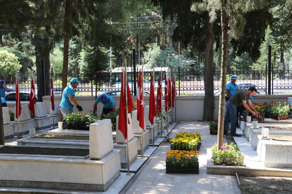 Manisa’da Şehitliklere Bakım