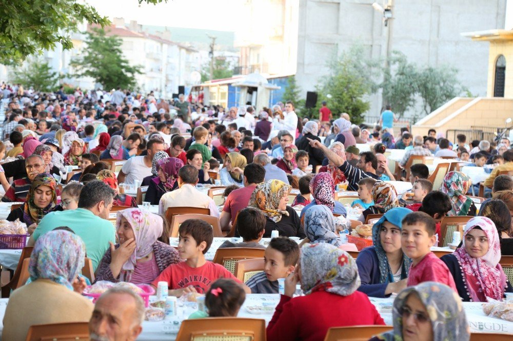 Özbelde’de 3000 Kişilik İftar Sofrası