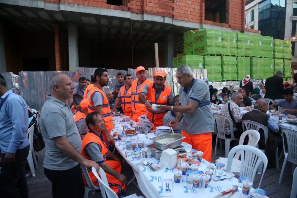 Çatal, Kaşık Seslerine Sohbet Sesleri Karıştı